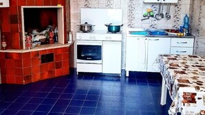 Une cuisine de taille réduite, équipée d’une cuisinière, d’un évier et de placards.