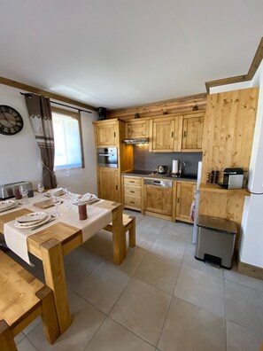 冷蔵庫、電子レンジ、オーブン、食器洗い機