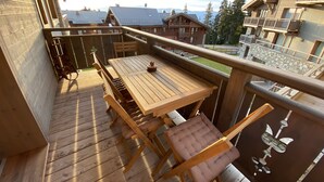 A wooden deck with a table and chairs, overlooking a mountainous landscape. - F204 - 46 m2 -  2P+Cab - 4/6 pers (Prapoutel)