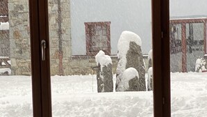 A person in a swimming pool with a view of snow-covered statues outside. - F204 - 46 m2 -  2P+Cab - 4/6 pers (Prapoutel)