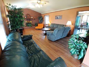 Flat-screen TV, fireplace - Ashleyrose_on_the_river (Luray)