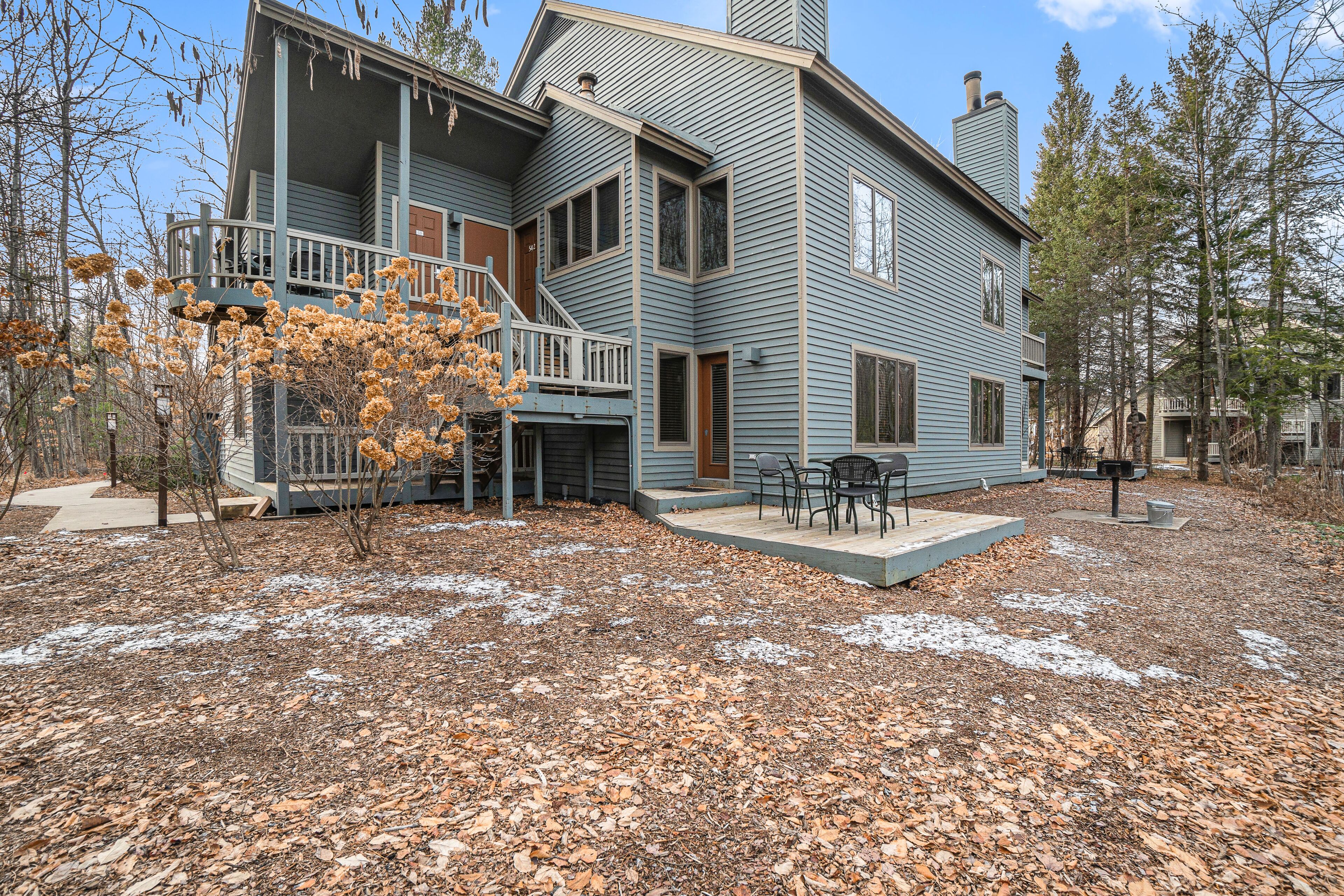 Spacious condo in the heart of Crystal Mountain with fireplace, pool & hot tub