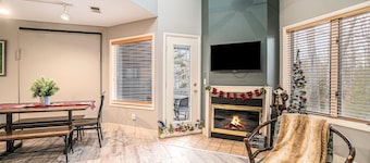 Spacious condo in the heart of Crystal Mountain with fireplace, walking distance