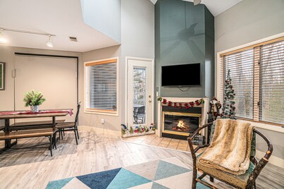 Spacious condo in the heart of Crystal Mountain with fireplace, walking distance