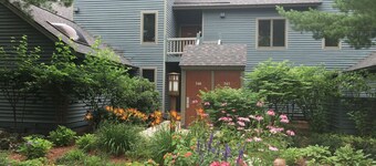 Spacious condo in the heart of Crystal Mountain with fireplace, walking distance