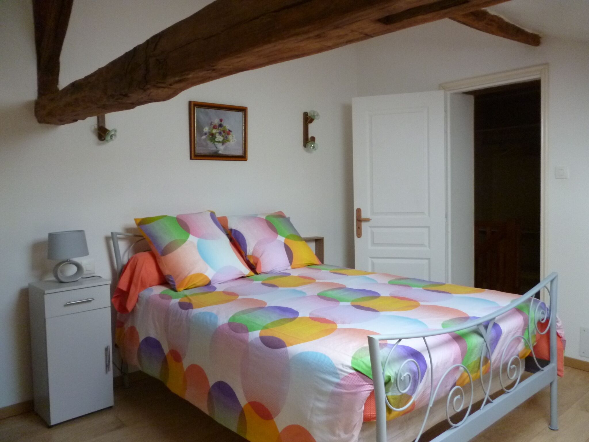 3 habitaciones, escritorio y tabla de planchar con plancha 