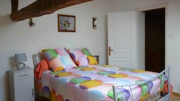 3 habitaciones, escritorio y tabla de planchar con plancha