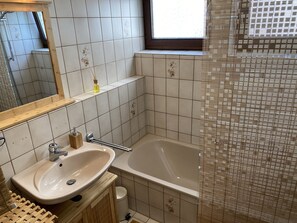 Bathtub, hair dryer, towels, soap - Ferienwohnung mit Terrasse (Metzingen)