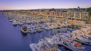 Uma marina cheia de barcos atracados no cais.