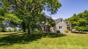 Exterior - Cayuga Sunshine: Luxury on Cayuga Lake.  Close to Aurora! (Aurora)