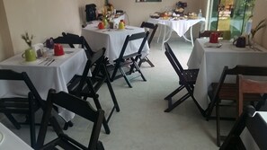 Free daily buffet breakfast  - Pousada Alelo (Guarujá)