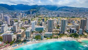 Chaises longues, serviettes de plage