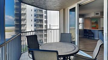 Condo (3 Bedrooms) | Property amenity