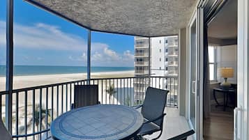 Condo (3 Bedrooms) | Front of property