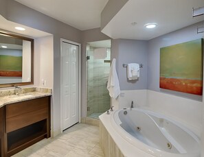 Condo (3 Bedrooms) | Property amenity