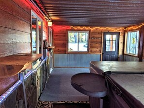 Interior - Diamond Jewel - Pool table, Fire Pit (Deadwood)