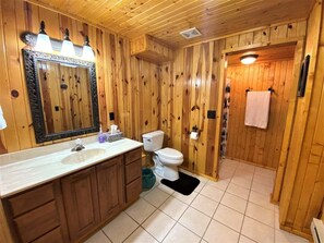 Bathtub, towels