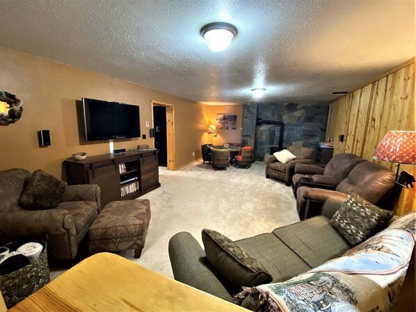 TV, fireplace