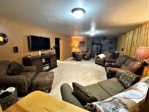 TV, fireplace - Diamond Jewel - Pool table, Fire Pit (Deadwood)