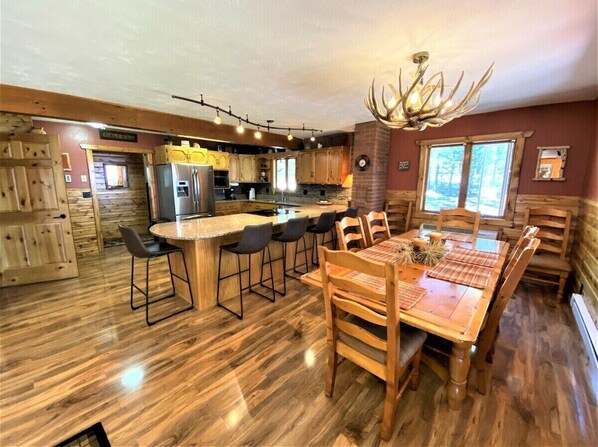 Dining - Diamond Jewel - Pool table, Fire Pit (Deadwood)