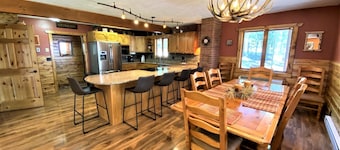 Diamond Jewel - Firepit, Large yard, Hot tub