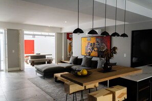 Appartement Luxe | Coin séjour | Télévision à écran plat, cheminée