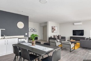 Luxe appartement, 2 slaapkamers | Privékeuken | Een koelkast, een microgolfoven, een kookplaat, een vaatwasser