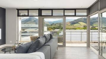 Apartemen Mewah, 2 kamar tidur | Area keluarga | Smart TV 55-inci dengan saluran TV digital, TV, dan perapian