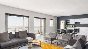 Apartemen Mewah, 2 kamar tidur | Area keluarga | Smart TV 55-inci dengan saluran TV digital, TV, dan perapian