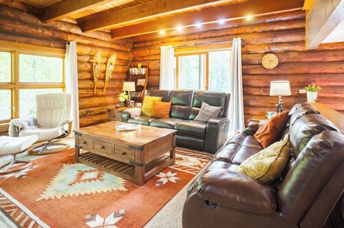 Moose Lodge Cabin , chalet & apartment , & 2 Hot tubs ! Sleeps 23 
