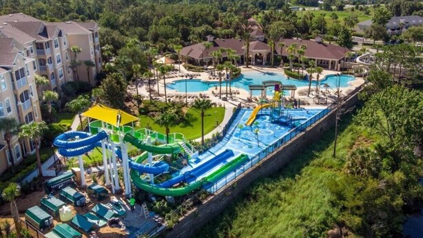 Un complexe hôtelier doté de plusieurs piscines, d’un parc aquatique et d’immeubles résidentiels.