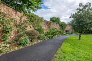 Property grounds - Modern 1-Bed Apartment | Near Lancaster | Sleeps 4 (Lancaster)