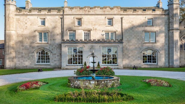 A historic stone building with a central courtyard, a fountain, and symmetrical windows. - Modern 1-Bed Apartment | Near Lancaster | Sleeps 4 (Lancaster)