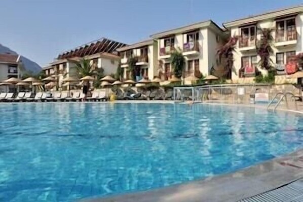 สระว่ายน้ำกลางแจ้ง