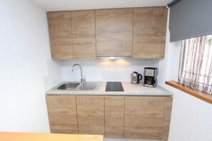 Frigorifero, piano cottura, lavastoviglie, macchina per tè/caffè