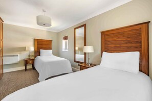 2 habitaciones, tabla de planchar con plancha y cuna de viaje 
