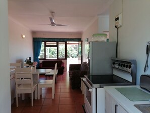Appartement | Cuisine privée | Réfrigérateur, micro-ondes, four, plaque de cuisson