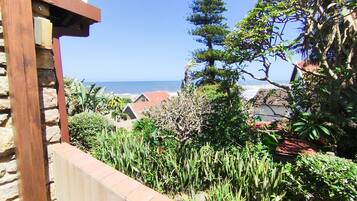 Appartement Confort, 2 chambres, vue partielle sur la mer, cÎté jardin | Terrasse/Patio