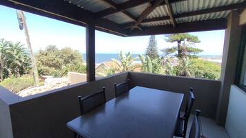 Comfort-huoneisto, 2 makuuhuonetta, osittainen merinäköala, puutarha-alue | Terassi/patio