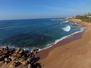 Pantai di sekitar