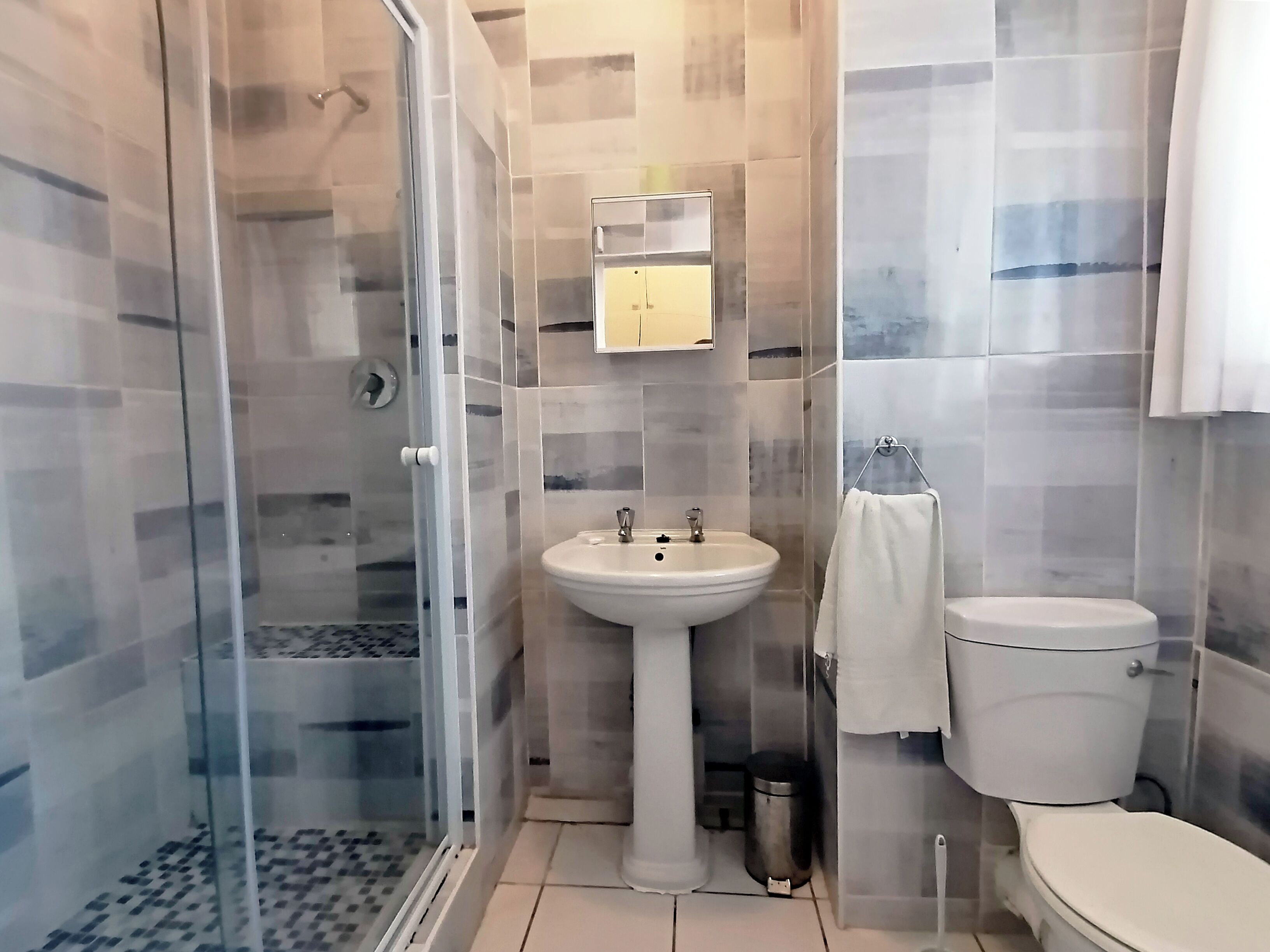 Appartement, 2 chambres | Salle de bain | Baignoire et douche séparées, serviettes fournies, savon