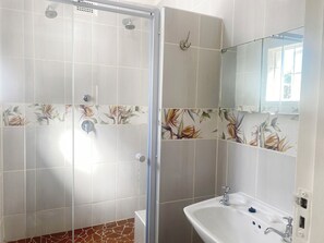 Cottage | Bathroom | Shower, towels, soap - Fisherman's Cottage (Port Edward)
