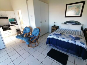 Studio | Brankas, Wi-Fi gratis, dan seprai linen