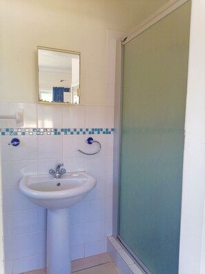 Appartement, 1 chambre, vue océan | Salle de bain | Douche, serviettes fournies, savon