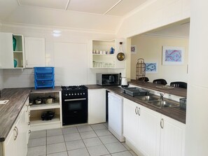 Apartment, 2 Bedrooms | Private kitchen | Fridge, microwave, oven, stovetop