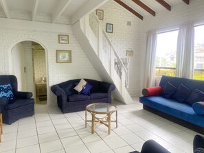 Appartement | Woonruimte | Een 32-inch flatscreentelevisie met kabelzenders en een televisie