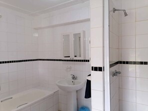 House, 6 Bedrooms | Bathroom | Towels, soap