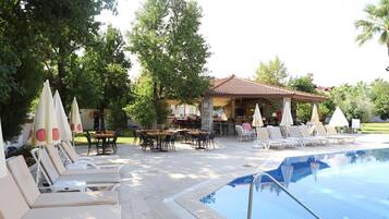 Hồ bơi ngoài trời