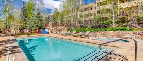 Een verwarmd zwembad