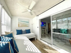 5 chambres, fer et planche à repasser, lit de bébé portatif